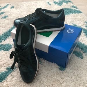 Ruffle Trainer Conifer size 7.5